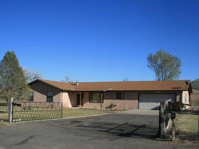 1055 McNew Ln, Bosque Farms, NM, 87068