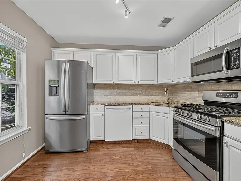 2140 Jordan Ct — Photo 4