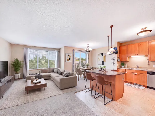 1070 Grandview Ct NE APT 300, Columbia Heights, MN 55421