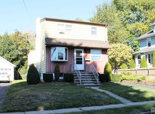 17 Bergen Ave, Waldwick, NJ 07463