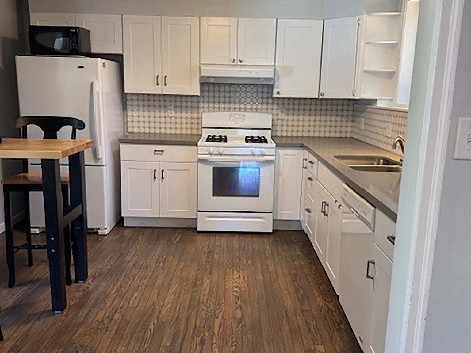 3 bed, 1.5 bath, 1200 sqft, $3,200 — Photo 3