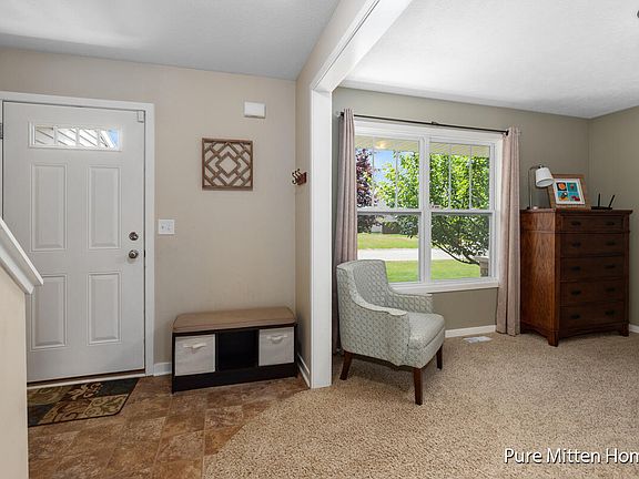 3rd image of 9493 Crest Circle Dr NE