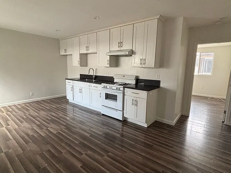 4020 Stevely Ave — Photo 11
