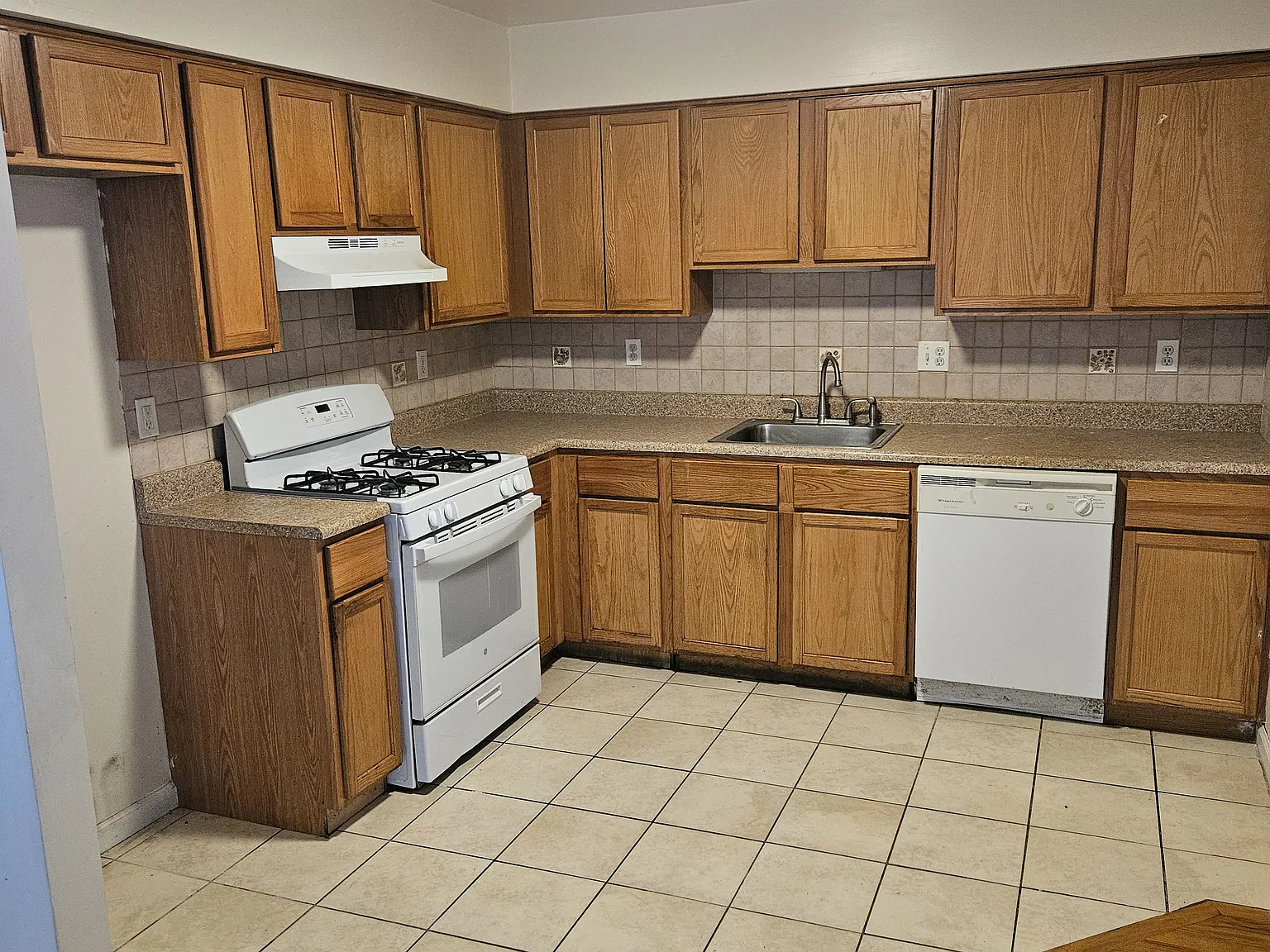 3 bed, 1000 sqft, $2,400 — Photo 4