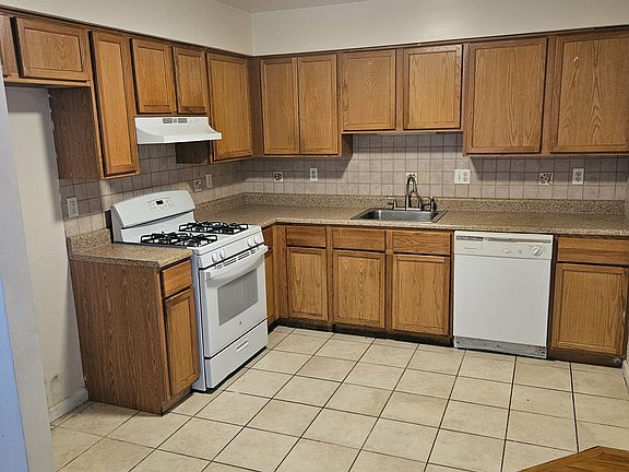 4th image of 788 S 17th St Floor 2