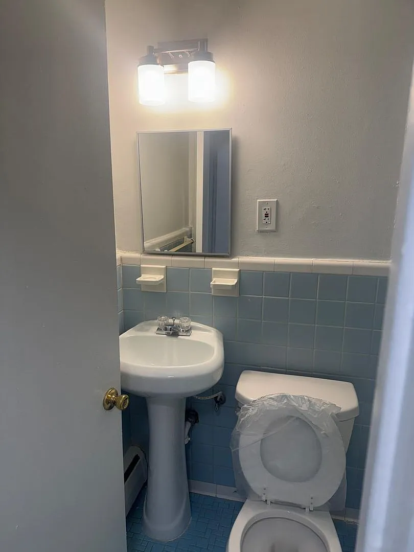 1111 D ST NE — Photo 3