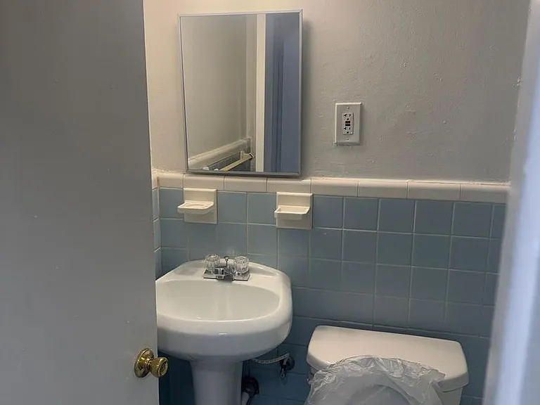 1111 D St NE — Photo 3