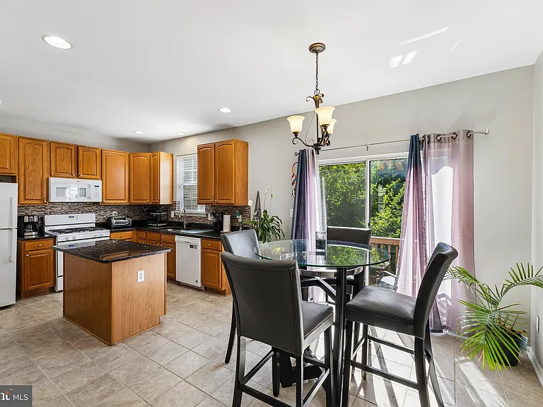 12047 Kemps Landing Cir — Photo 10