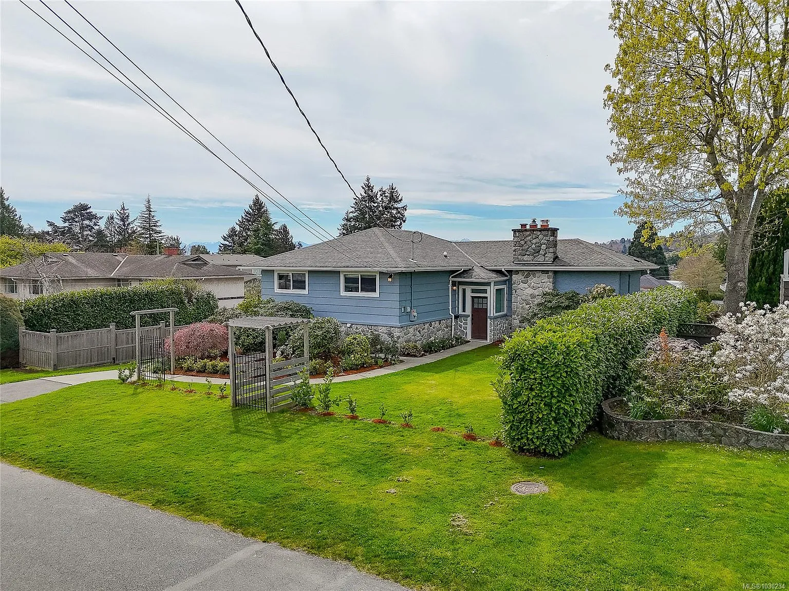 3960 Cherrilee Cres photo 1
