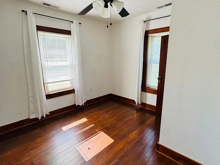 2115 N Weller Ave — Photo 23