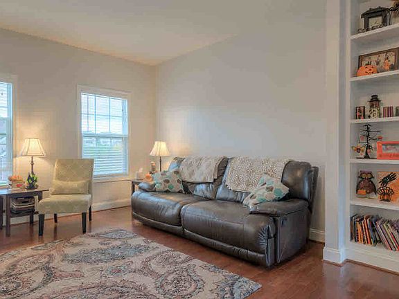 4th image of 210 Aldwych Ave