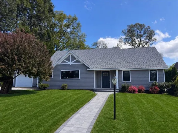 61 Applegate Rd, Cranston, RI 02920