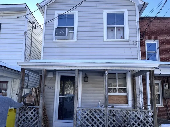 206 N West St, Charles Town, WV 25414