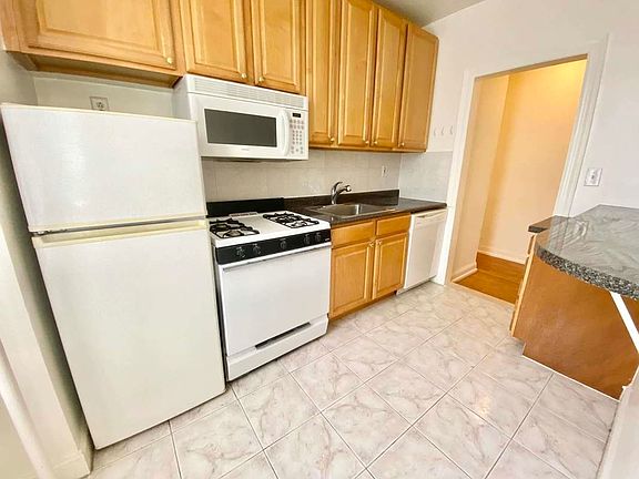 3rd image of 301 W 22nd St APT 32