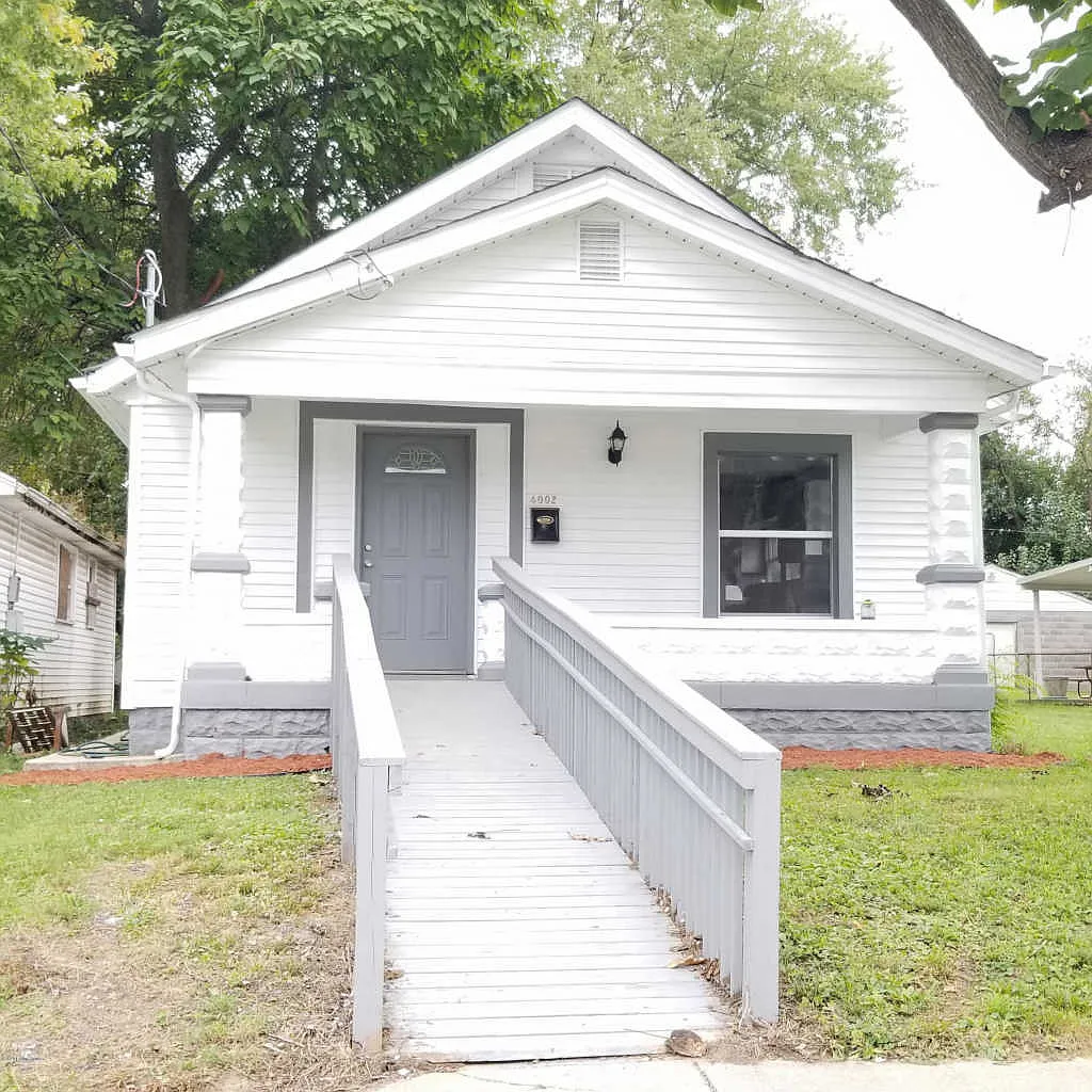 4002 Greenwood Ave photo 1