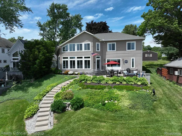 2695 Parklawn Dr, Brighton, MI 48114