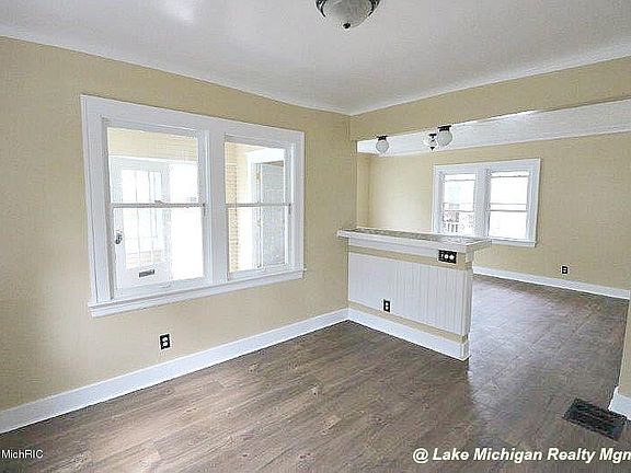5th image of 1050 Oakdale St SE