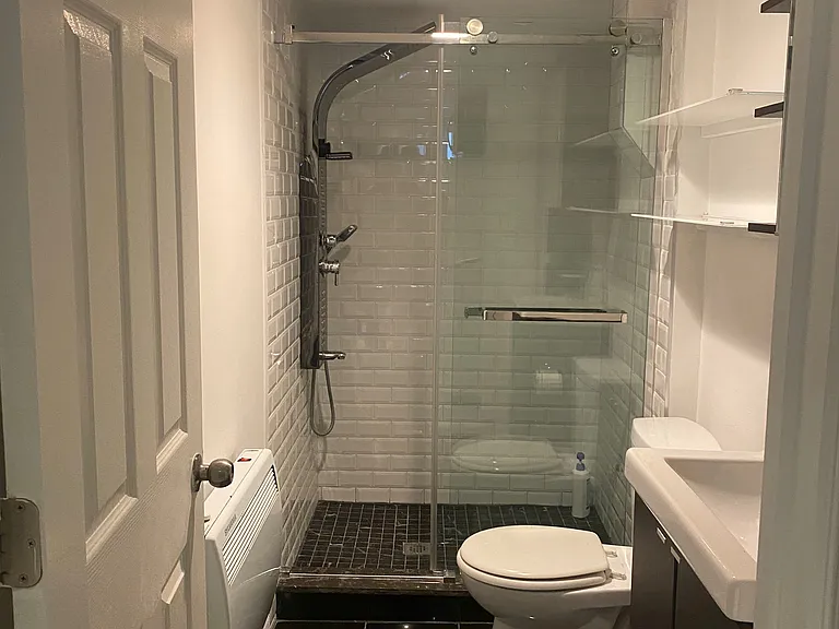 16 Laxton Ave #LOWER — Photo 8