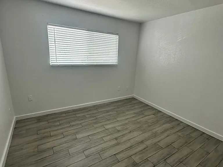 5318 W Turney Ave — Photo 7