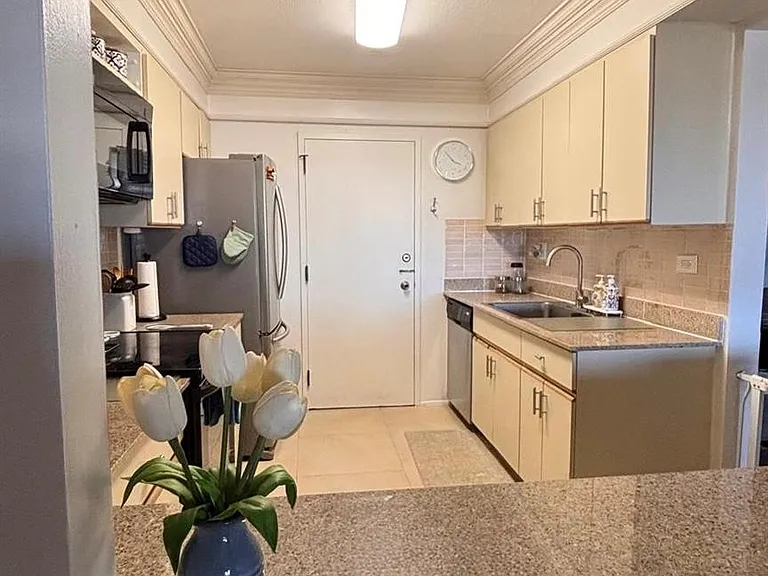 800 NE 195th St #605 — Photo 24