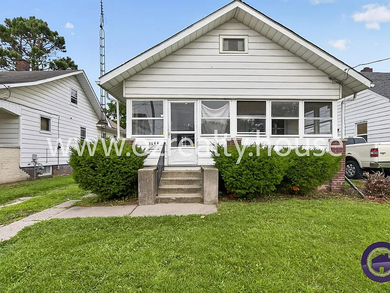 3644 Leybourn Ave — Photo 1