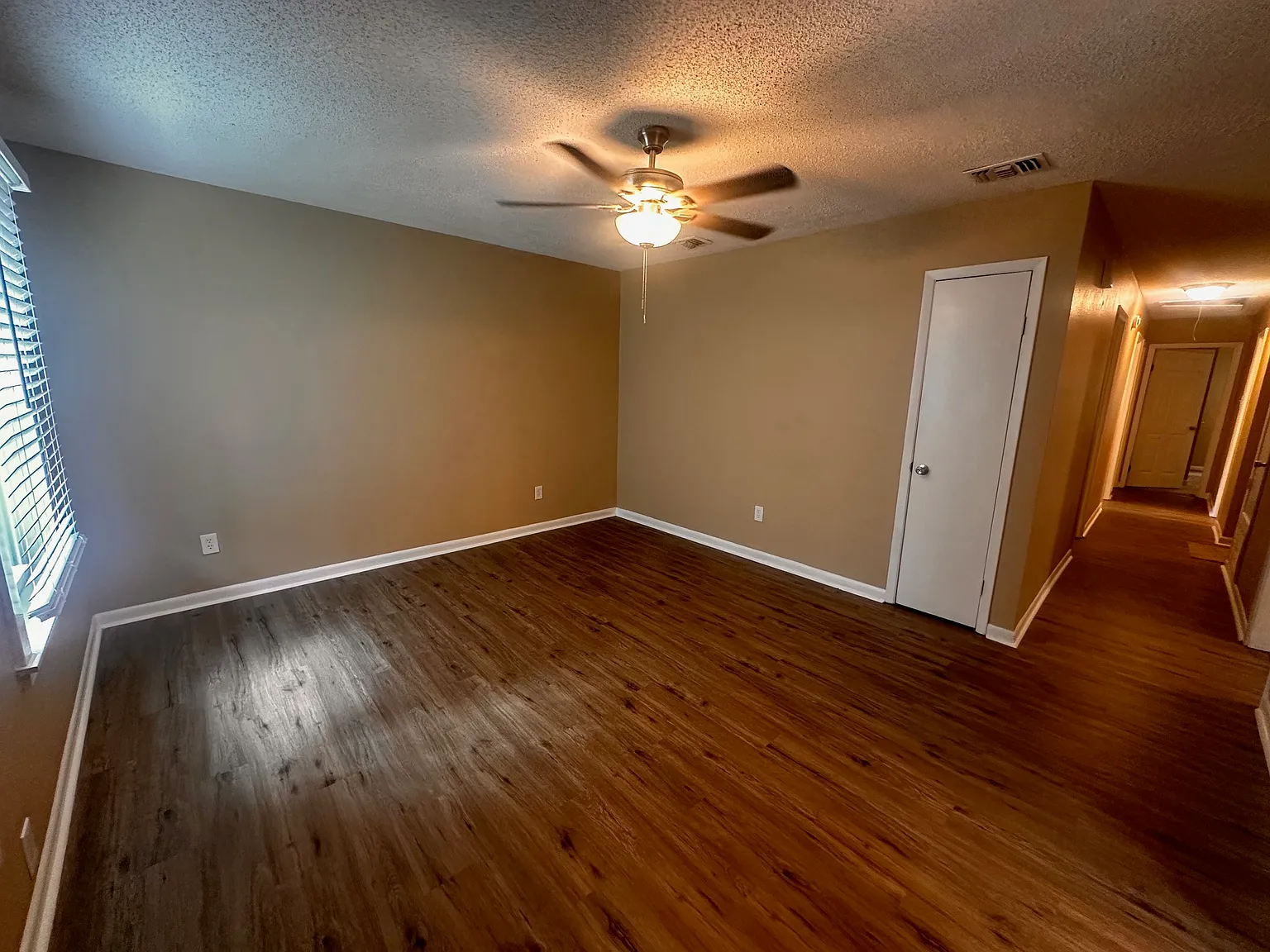 4 bed, 1296 sqft, $1,400 — Photo 2