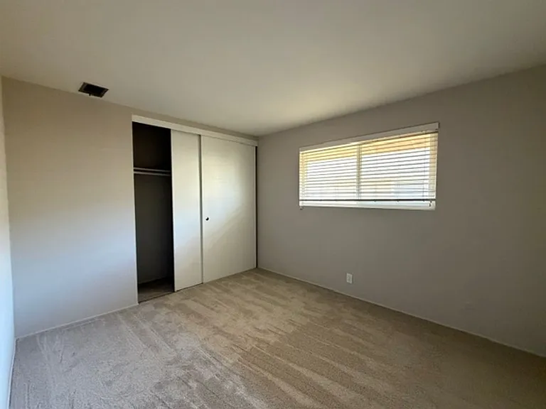 Castlewood Dr 915 — Photo 11