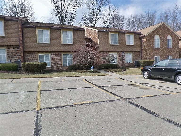 1st image of 5213 S Eaglesnest Dr #71