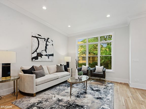 4th image of 2843 N Francisco Ave