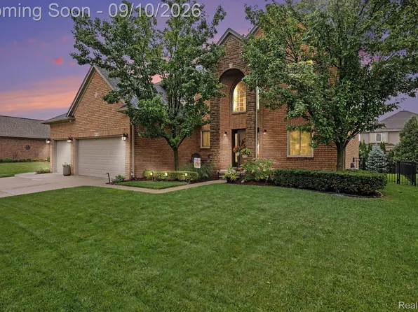 49756 Labaere Dr, Macomb, MI 48044