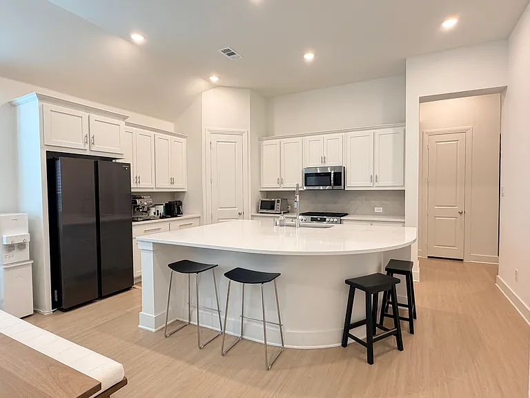 1613 Sandhill Ln — Photo 4