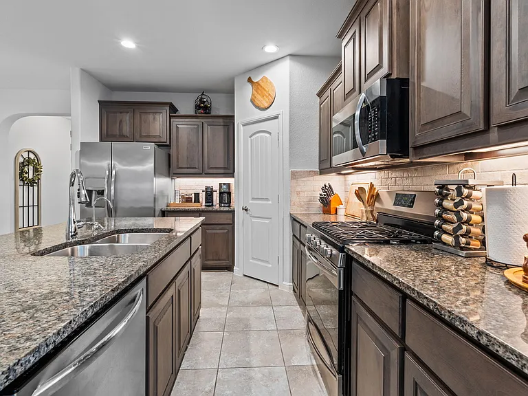 9108 Golden Hollow Ln — Photo 11