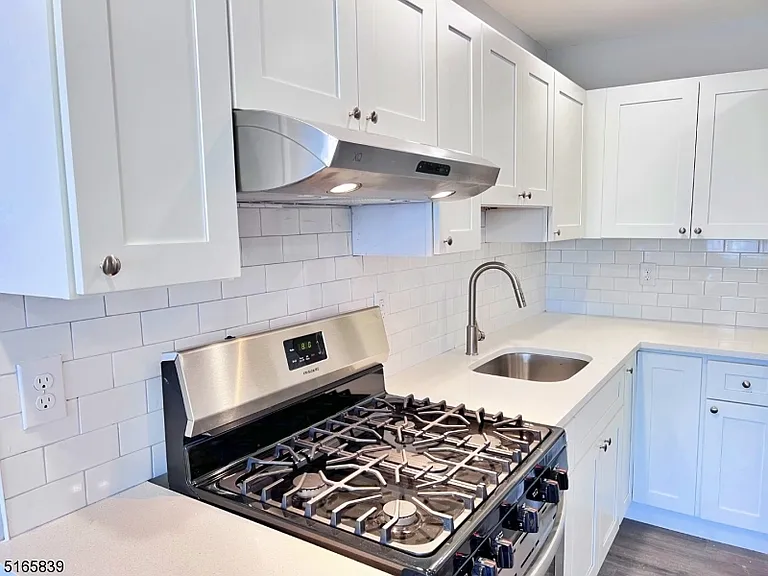 180 Cedar St — Photo 8