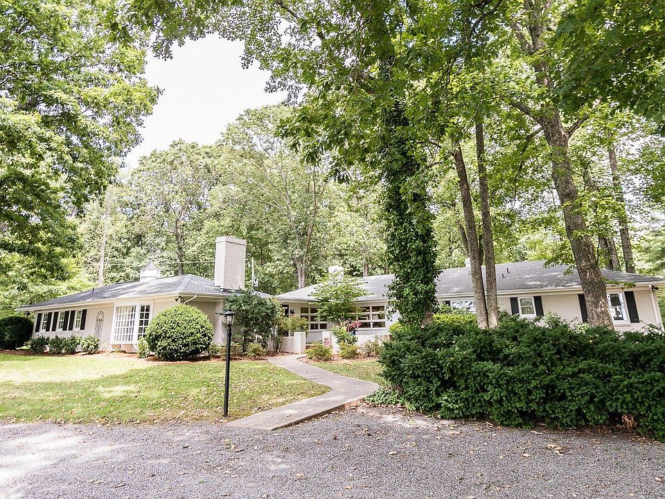 1st image of 401 Carriage Hill Dr