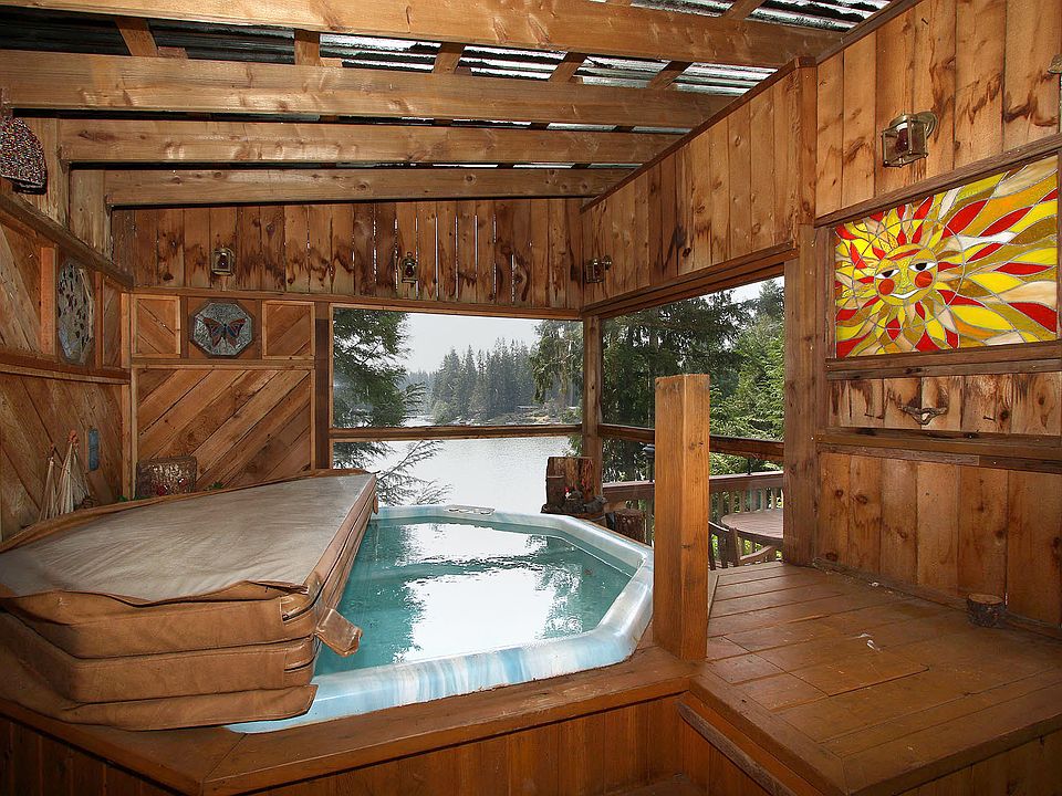 Relaxing hot tub cabana
