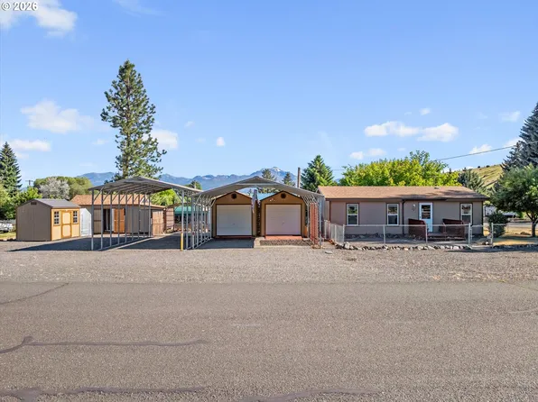 261 1st St, Prairie City, OR 97869