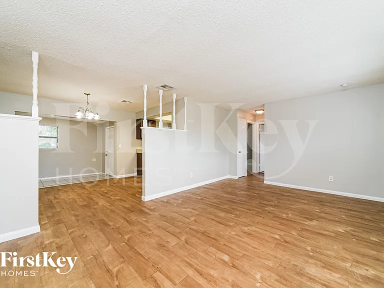 1836 Columbine Dr — Photo 3