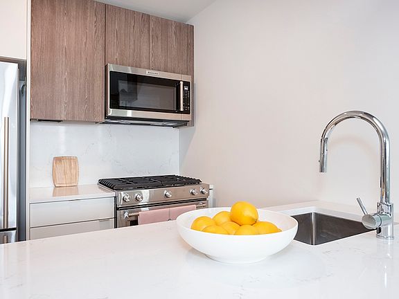 4th image of 520 W 43rd St APT 32G