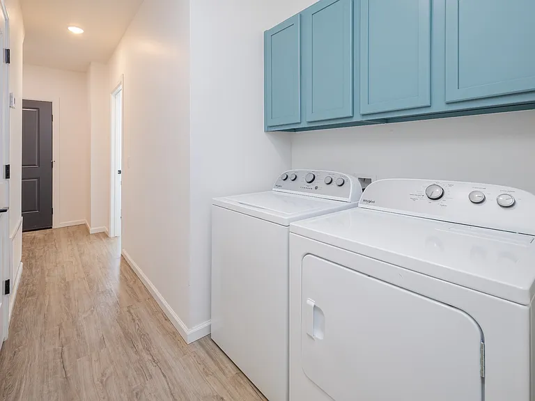 1102 E Hurd St — Photo 15