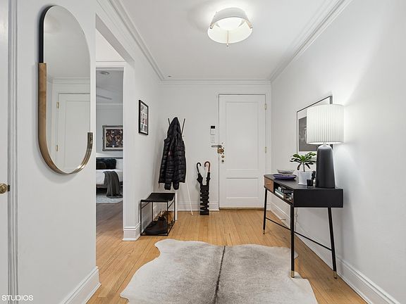 5th image of 431 W Oakdale Ave APT 10C