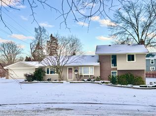 1203 Woodsboro Dr, Royal Oak, MI 48067