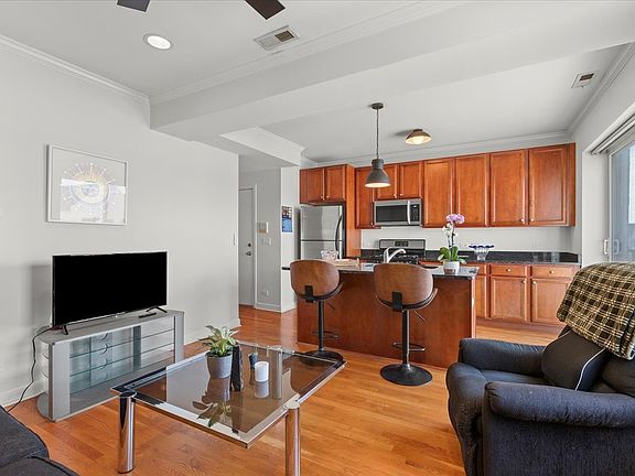 3rd image of 3741 N Milwaukee Ave APT 208