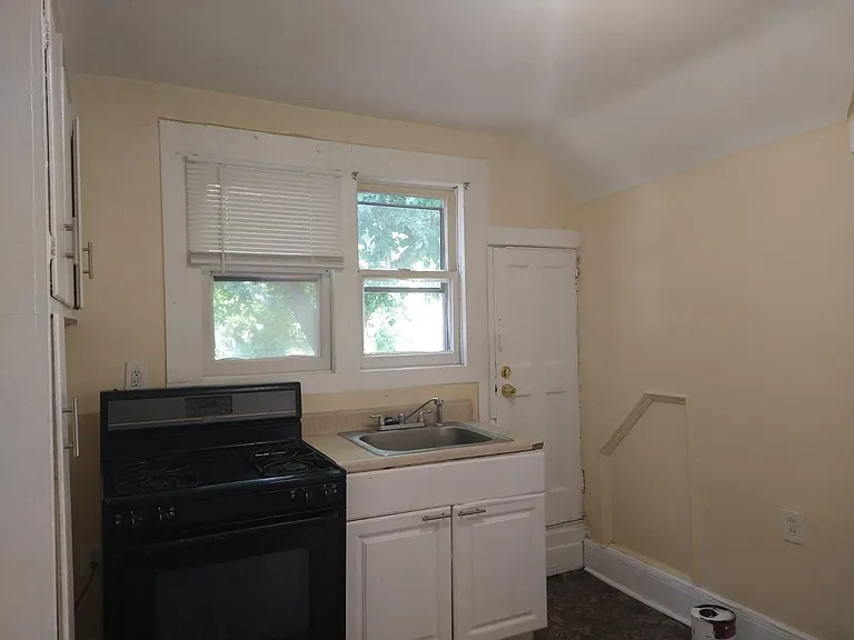 730 W State St — Photo 11