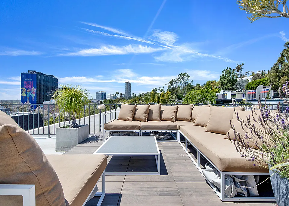 1147 N Clark St #306
