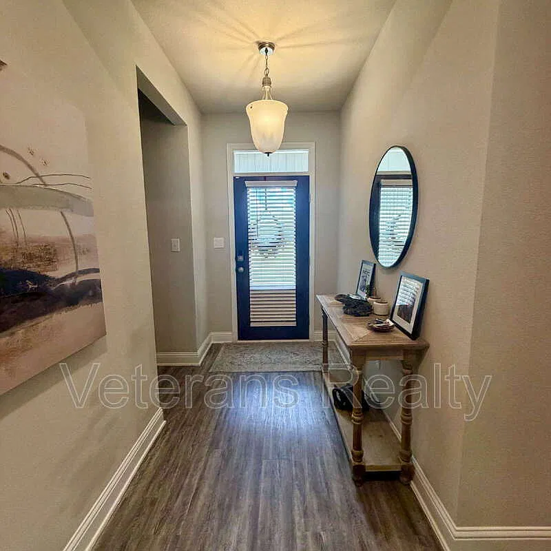 4 bed, 2.0 bath, 2109 sqft, $2,300 — Photo 1