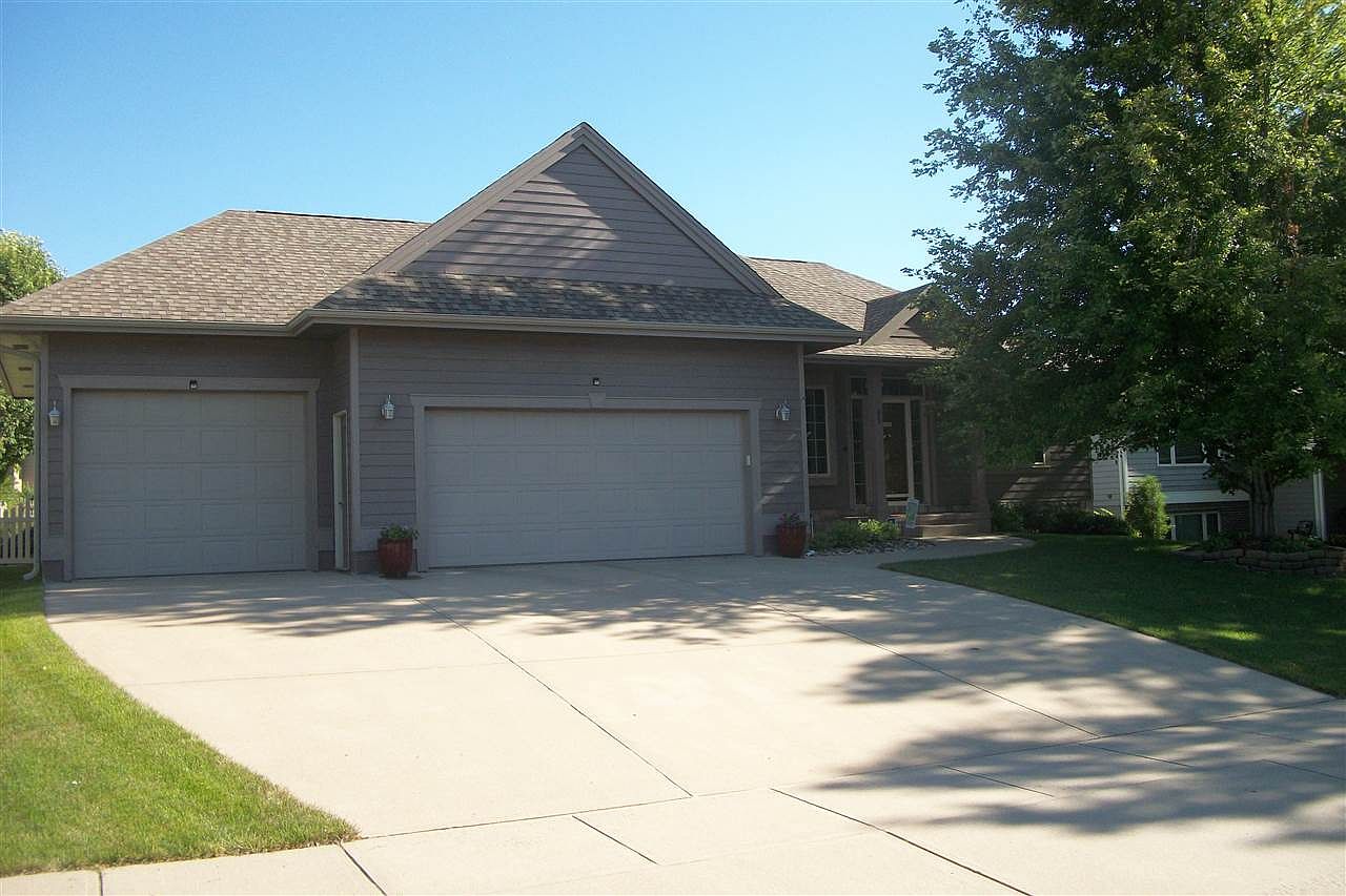 1207 W 17th St, Yankton, SD 57078 Zillow