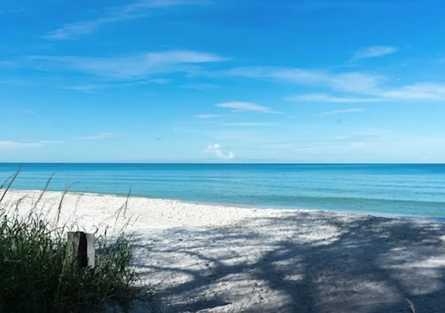 ** 2 Bedroom Plus A Den - 2 Bath Seasonal Beautiful Condo Available For Season ** Prime Location ... — Photo 2