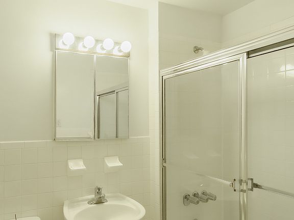 4th image of 426 E 81st St APT 1C
