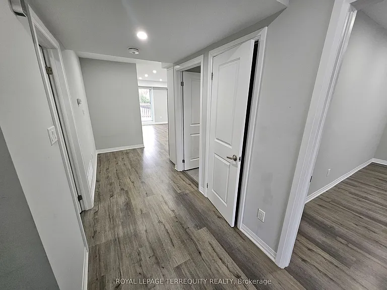 3392 Lake Shore Blvd W — Photo 3
