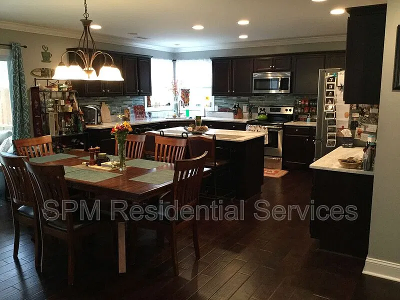 4 bed, 2.5 bath, 2217 sqft, $2,200 — Photo 2